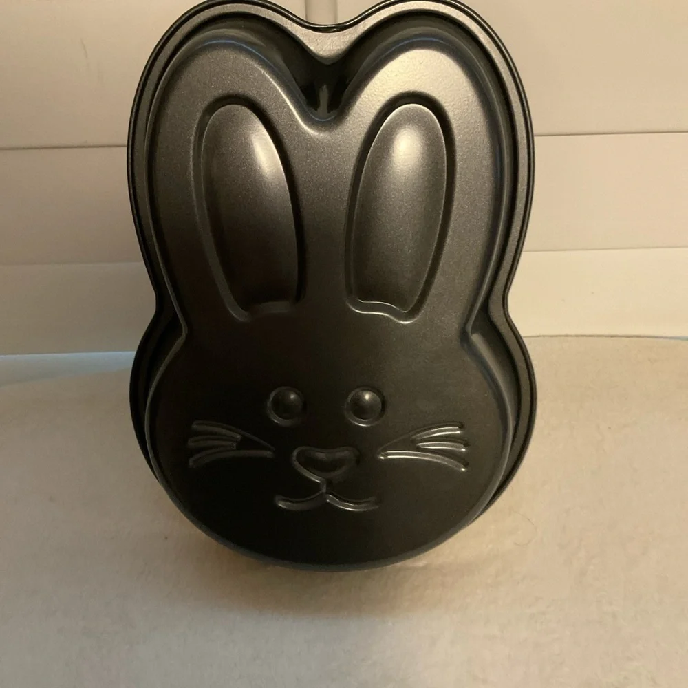 Bunny-Shaped Cake Pan - Black